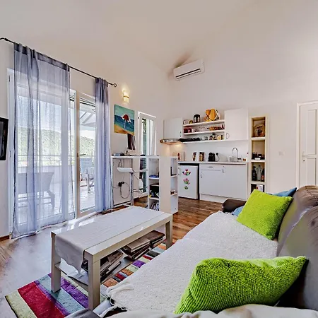 1 Bedroom Stunning In Lejlighed Broce