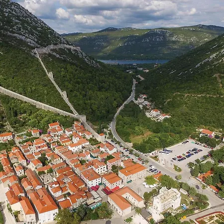 1 Bedroom Stunning In Apartment Broce
